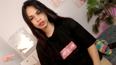 Snapshot of momi_khem019 chatting on 10-05-25, 06:12 MOMIKHEM online show from 10-05-25, 06:12