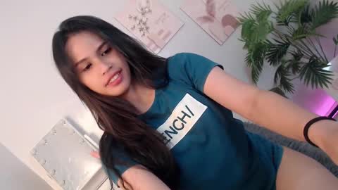 Snapshot of momi_khem019 chatting on 10-19-25, 06:47 MOMIKHEM online show from 10-19-25, 06:47