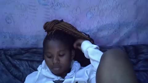 Snapshot of momsdoll chatting on 01-11-26, 06:29 momsdoll online show from 01-11-26, 06:29