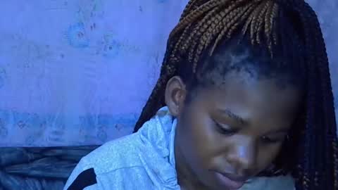 Snapshot of momsdoll chatting on 01-19-26, 06:39 momsdoll online show from 01-19-26, 06:39