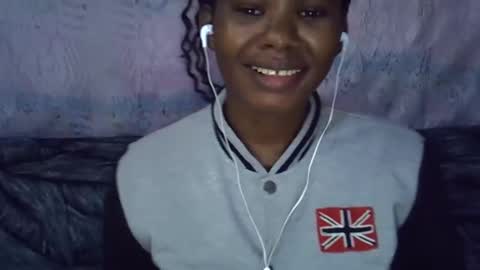 Snapshot of momsdoll chatting on 02-25-26, 05:39 momsdoll online show from 02-25-26, 05:39