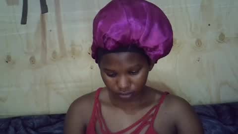 Snapshot of momsdoll chatting on 07-21-26, 05:54 momsdoll online show from 07-21-26, 05:54