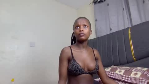Snapshot of mona_luv1 chatting on 09-17-25, 12:18 Mona online show from 09-17-25, 12:18