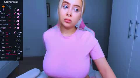 Snapshot of monalauu chatting on 12-14-24, 11:34 online show from 12-14-24, 11:34