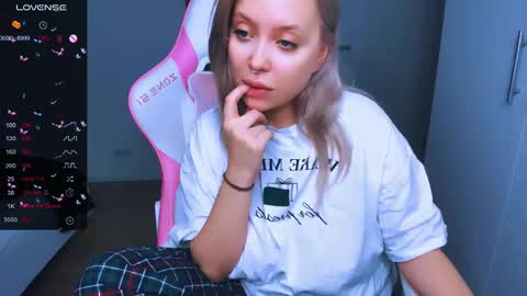 Snapshot of monalauu chatting on 12-26-24, 11:32 online show from 12-26-24, 11:32