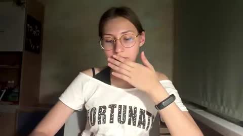 Snapshot of monikakotts chatting on 07-20-26, 08:33 Mia online show from 07-20-26, 08:33