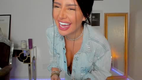 Snapshot of moniqueeass chatting on 01-06-25, 09:43 Alessia online show from 01-06-25, 09:43
