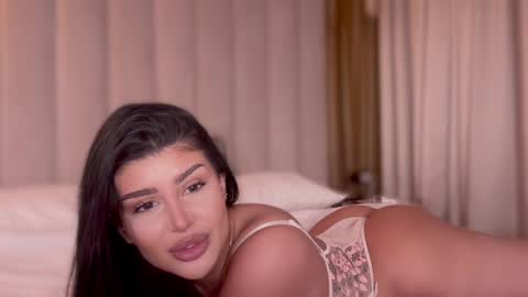 Snapshot of moniqueeass chatting on 10-06-25, 02:03 Alessia online show from 10-06-25, 02:03
