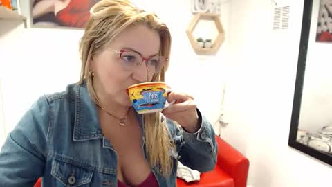 Snapshot of monserrat_diva chatting on 02-05-26, 09:19 monserrat_diva online show from 02-05-26, 09:19