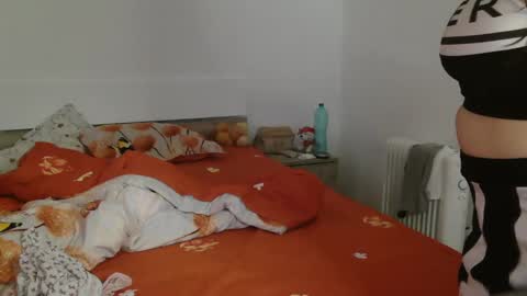 Snapshot of montserrat123 chatting on 02-07-25, 09:37 Monse online show from 02-07-25, 09:37