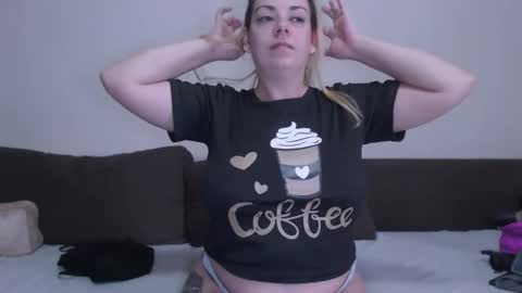 Snapshot of montserrat123 chatting on 09-29-25, 05:45 Monse online show from 09-29-25, 05:45