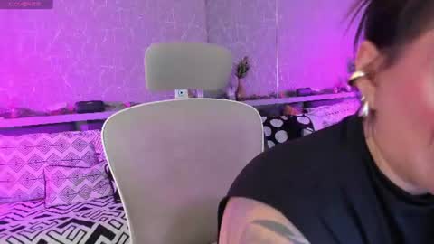 Snapshot of moon_lightt9 chatting on 06-11-26, 02:53 Sarah online show from 06-11-26, 02:53