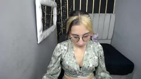 Snapshot of moon_shut chatting on 03-12-26, 12:11 MOON SHUT online show from 03-12-26, 12:11