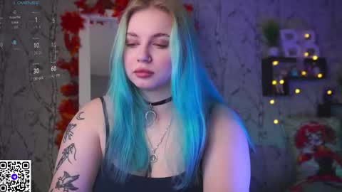 Snapshot of moon_valkyriie chatting on 09-10-25, 10:04 Emilia online show from 09-10-25, 10:04