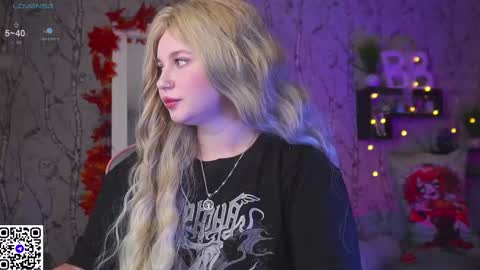 Snapshot of moon_valkyriie chatting on 09-17-25, 07:32 Emilia online show from 09-17-25, 07:32