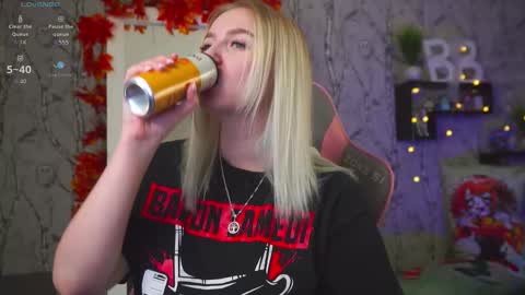 Snapshot of moon_valkyriie chatting on 10-06-25, 09:40 Emilia online show from 10-06-25, 09:40