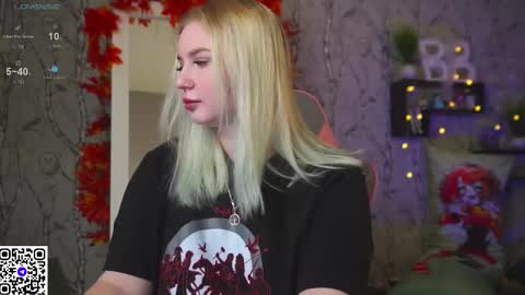 Snapshot of moon_valkyriie chatting on 10-12-25, 09:30 Emilia online show from 10-12-25, 09:30