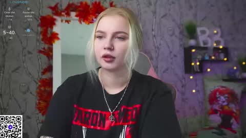 Snapshot of moon_valkyriie chatting on 10-20-25, 09:10 Emilia online show from 10-20-25, 09:10