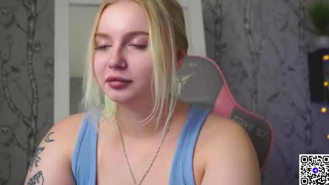 Snapshot of moon_valkyriie chatting on 01-05-26, 05:27 Emilia online show from 01-05-26, 05:27