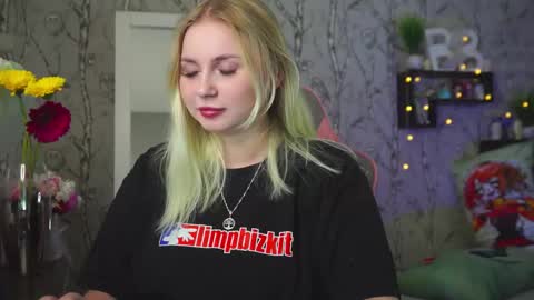 Snapshot of moon_valkyriie chatting on 03-10-26, 10:20 Emilia online show from 03-10-26, 10:20