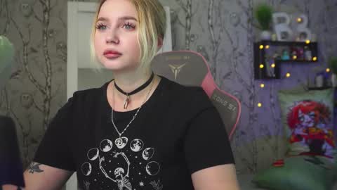 Snapshot of moon_valkyriie chatting on 03-13-26, 09:27 Emilia online show from 03-13-26, 09:27