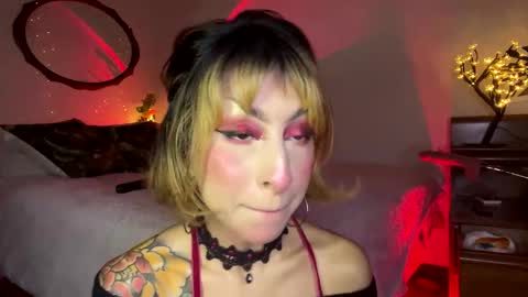 Snapshot of mooncinna chatting on 11-21-25, 09:02 Cinna online show from 11-21-25, 09:02