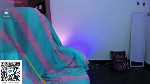 Snapshot of moonlady_ chatting on 12-16-24, 03:40 MOON  online show from 12-16-24, 03:40