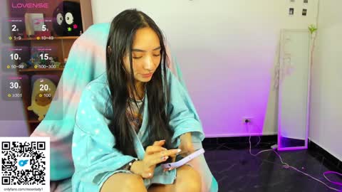 Snapshot of moonlady_ chatting on 01-21-25, 06:33 MOON  online show from 01-21-25, 06:33