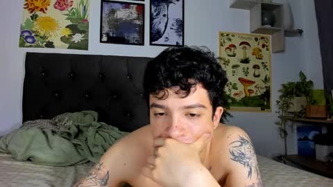 Snapshot of moonlight_baee chatting on 02-10-25, 05:47 Clove online show from 02-10-25, 05:47