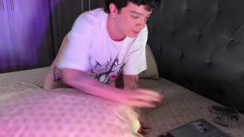 Snapshot of moonlight_baee chatting on 02-19-25, 06:00 Clove online show from 02-19-25, 06:00