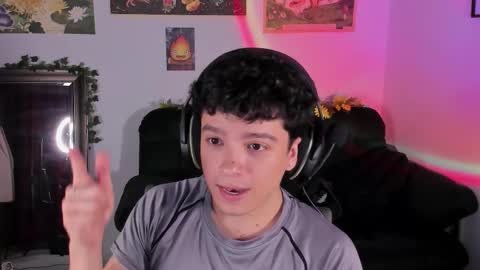 Snapshot of moonlight_baee chatting on 01-09-26, 04:26 Clove online show from 01-09-26, 04:26