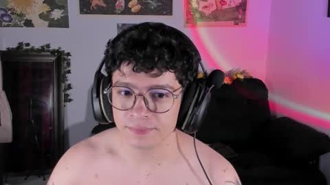 Snapshot of moonlight_baee chatting on 01-13-26, 05:35 Clove online show from 01-13-26, 05:35