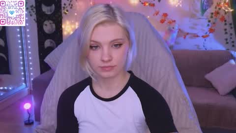 Snapshot of moonlight_mia chatting on 11-15-25, 07:10 Mia online show from 11-15-25, 07:10