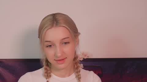 moonliora online show from 11-30-25, 07:40