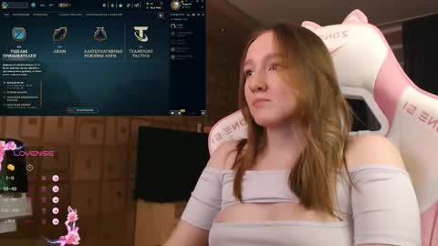 Snapshot of moonlish_siren chatting on 10-12-25, 08:41 Katrin online show from 10-12-25, 08:41