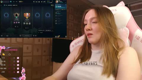 Snapshot of moonlish_siren chatting on 10-19-25, 08:53 Katrin online show from 10-19-25, 08:53