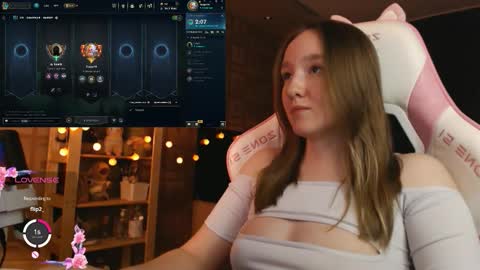 Snapshot of moonlish_siren chatting on 10-26-25, 08:15 Katrin online show from 10-26-25, 08:15