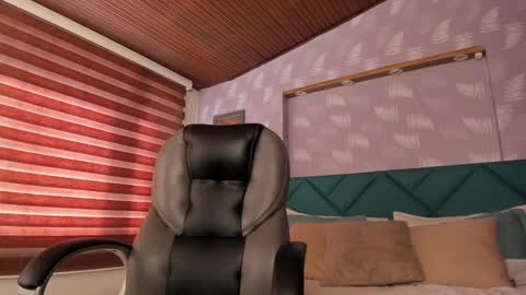 Snapshot of moony_14 chatting on 02-01-25, 01:09 Michelle online show from 02-01-25, 01:09