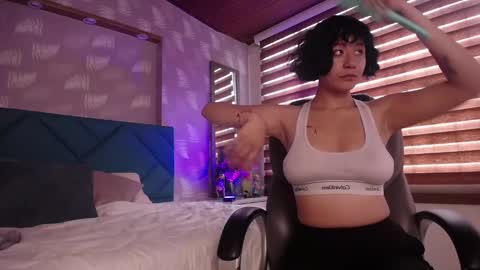 Snapshot of moony_14 chatting on 02-11-25, 01:09 Michelle online show from 02-11-25, 01:09