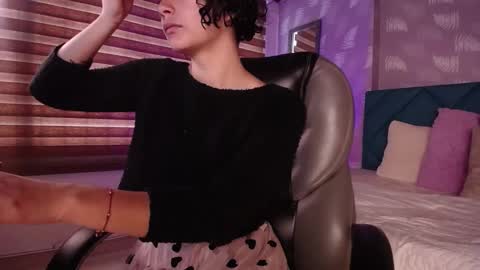 Snapshot of moony_14 chatting on 02-22-25, 01:35 Michelle online show from 02-22-25, 01:35