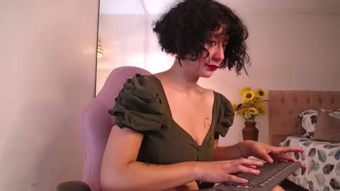 Snapshot of moony_14 chatting on 02-28-25, 12:54 Michelle online show from 02-28-25, 12:54