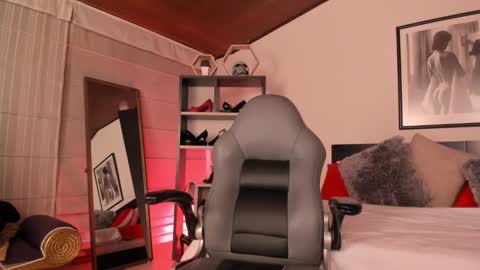 Snapshot of moony_14 chatting on 10-29-25, 12:29 Michelle online show from 10-29-25, 12:29