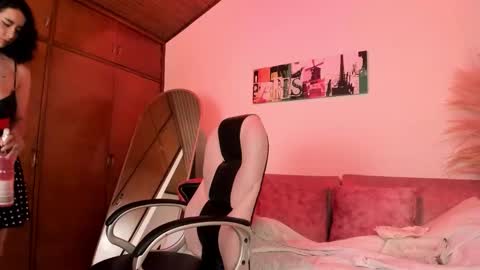 Snapshot of moony_14 chatting on 11-17-25, 01:22 Michelle online show from 11-17-25, 01:22