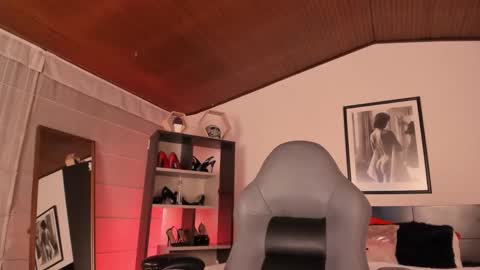 Snapshot of moony_14 chatting on 12-02-25, 12:32 Michelle online show from 12-02-25, 12:32