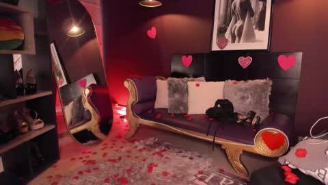 Snapshot of moony_14 chatting on 02-14-26, 12:24 Michelle online show from 02-14-26, 12:24