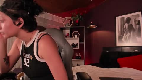 Snapshot of moony_14 chatting on 02-21-26, 01:01 Michelle online show from 02-21-26, 01:01