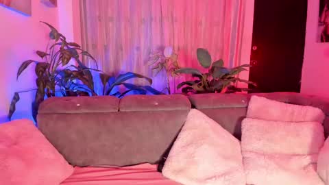 Snapshot of moradaniels chatting on 03-09-25, 09:35 online show from 03-09-25, 09:35