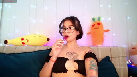 Snapshot of moto_ponchik chatting on 02-18-25, 11:33 Kris online show from 02-18-25, 11:33