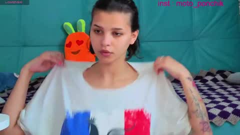 Snapshot of moto_ponchik chatting on 05-13-26, 05:38 Kris online show from 05-13-26, 05:38