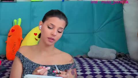 Snapshot of moto_ponchik chatting on 05-27-26, 05:04 Kris online show from 05-27-26, 05:04